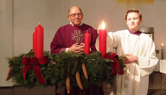 Ein spannender Moment: Das Entzünden der ersten Kerze am Adventskranz in der Kesselstädter St. Elisabethkirche.